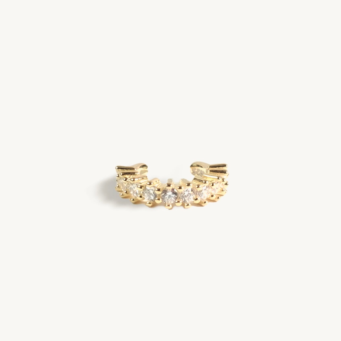 Glittrande ear cuff i 18k guld och kubisk zirkonia stenar