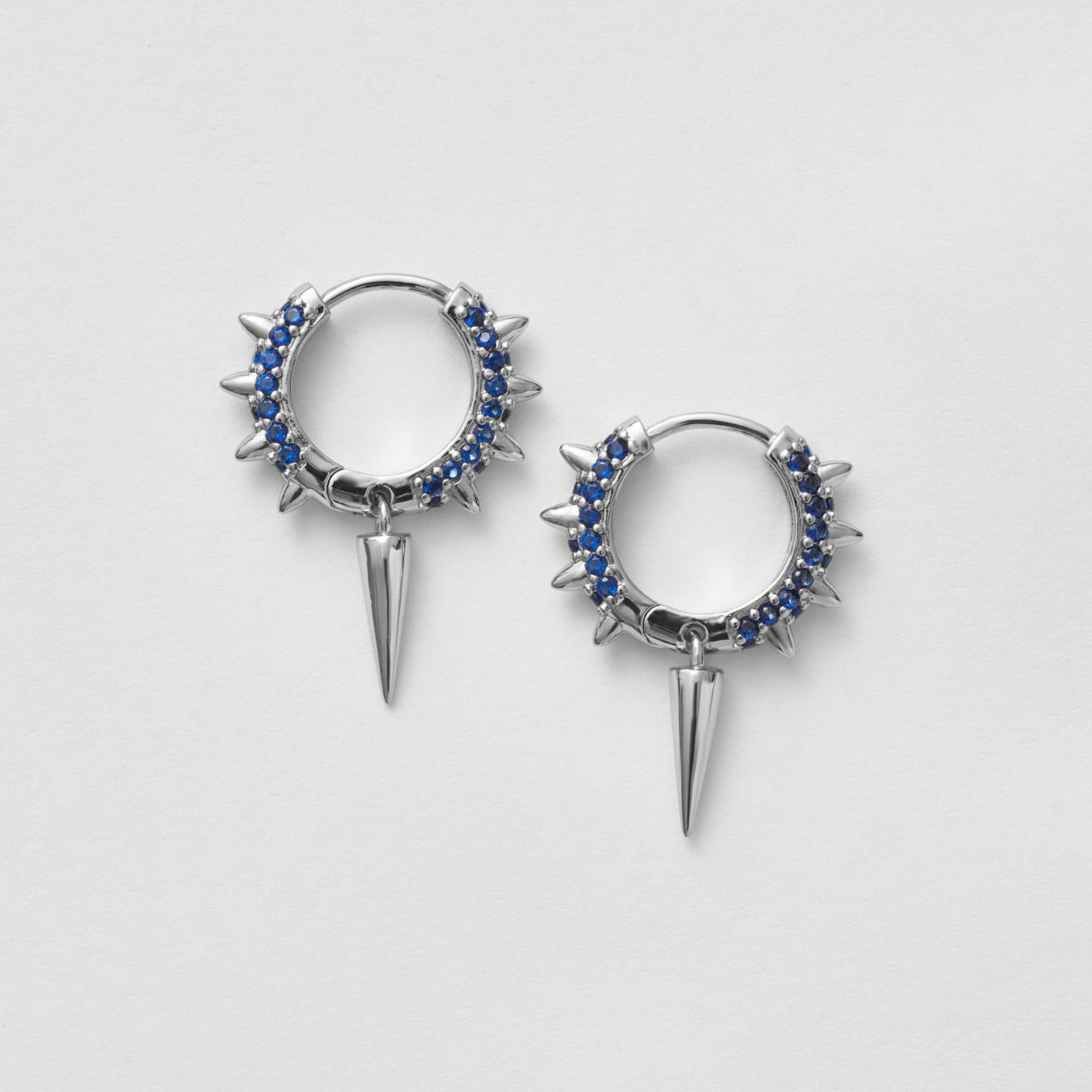 Örhänge i 925 sterling silver med glittrande blå kubisk zirkonia stenar och nitar