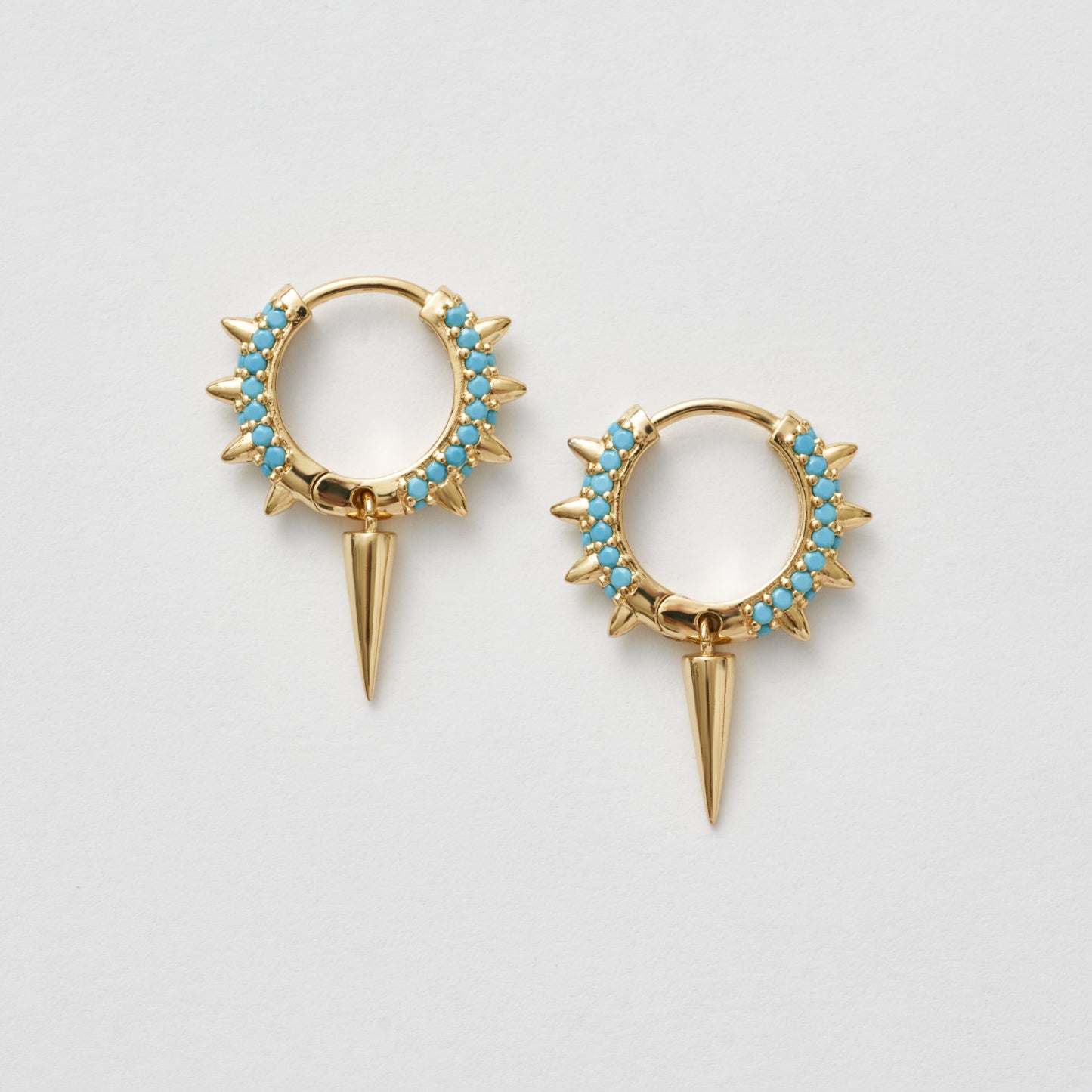 Guld hoops med turkosa zirkoner och spetsig droppe – lekfull men lyxig stil