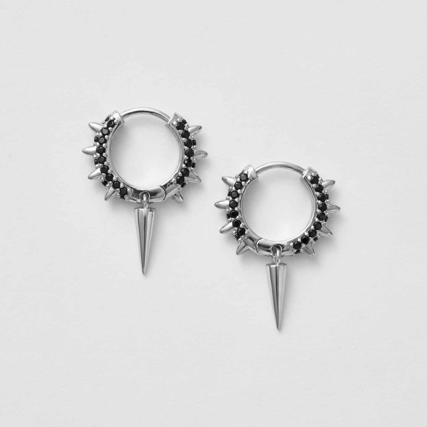 Örhänge i 925 sterling silver med glittrande svarta kubisk zirkonia stenar och nitar