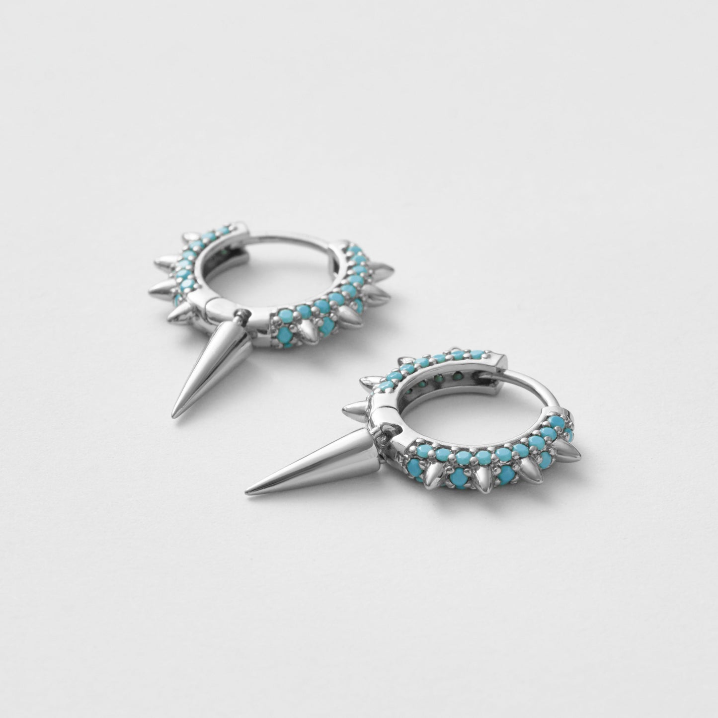 Silver hoops med turkosa zirkoner och spikdetaljer – lekfull färg med cool edge