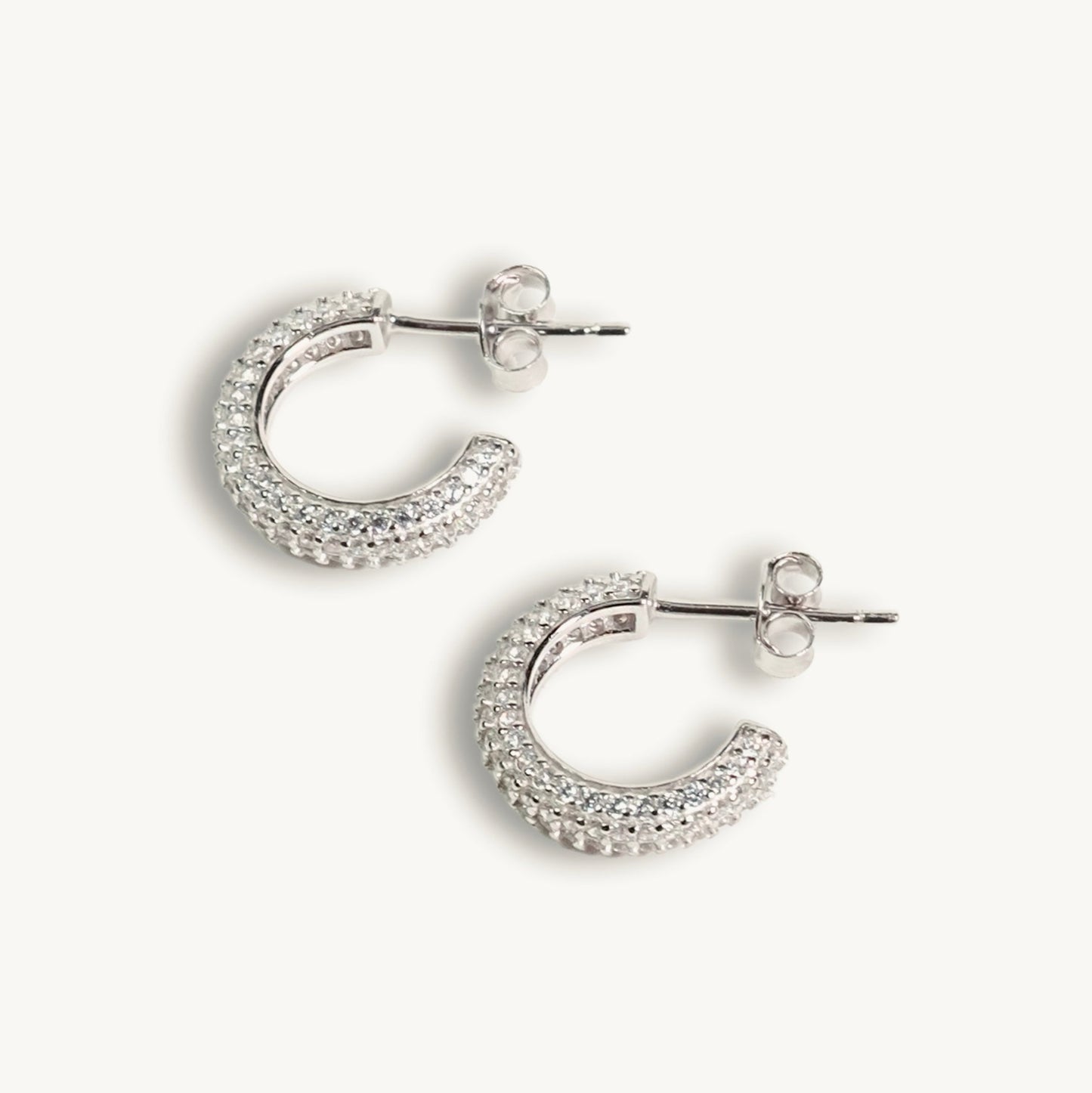Hoop örhänge i 925 Sterling Silver med glittrande vita kubisk zirkonia stenar