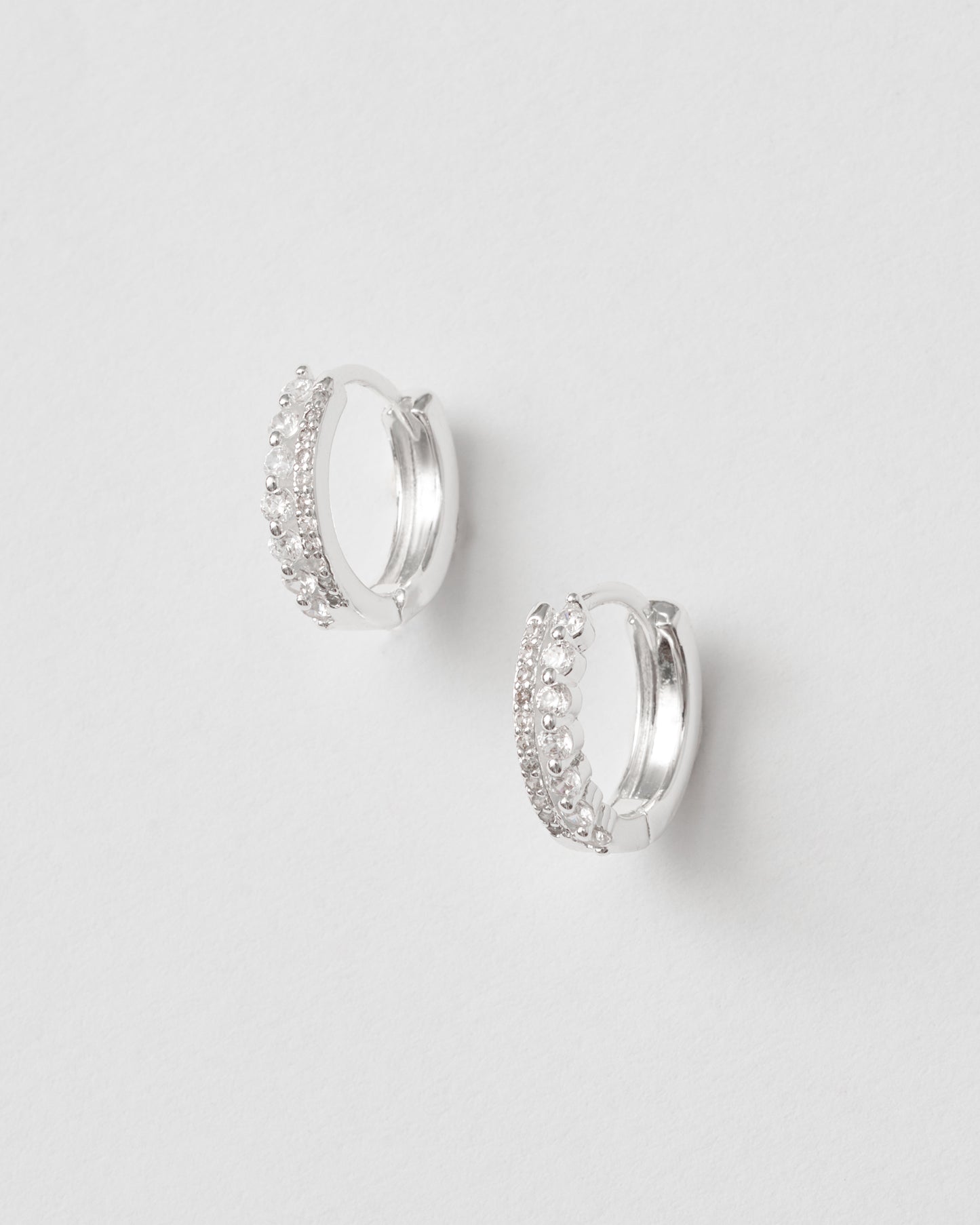 Sterling silver hoops med vita stenar i två rader – minimalistisk elegans från Studio W