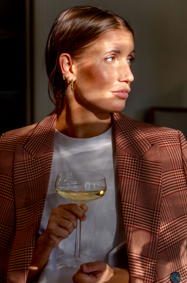 Tre hoop-örhängen i 18k guldpläterad mässing med gröna zirkonstenar på modell i solljus med vackra skuggor