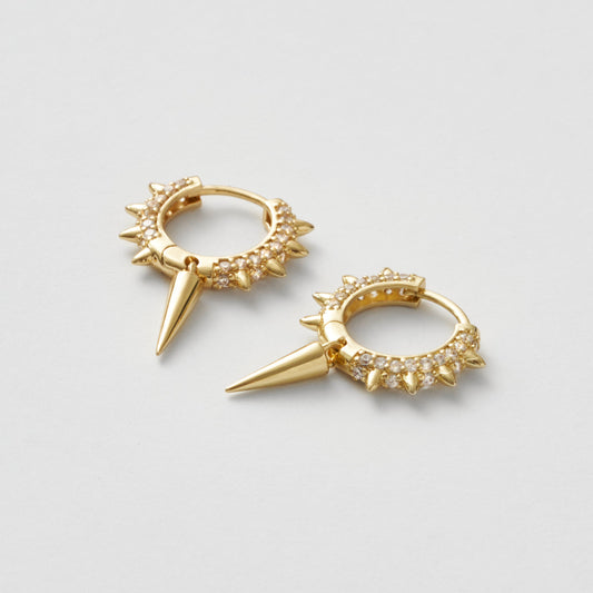 Små guld hoops med vita zirkoner och konformad hänge – glittrande kontrast