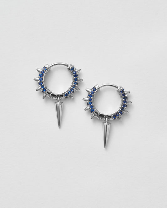 Örhänge i 925 sterling silver med glittrande blå kubisk zirkonia stenar och nitar