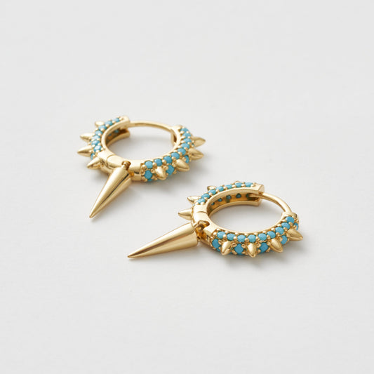 Turkosa zirkoner på guld hoops med konhänge – lekfull detalj i lyxig finish