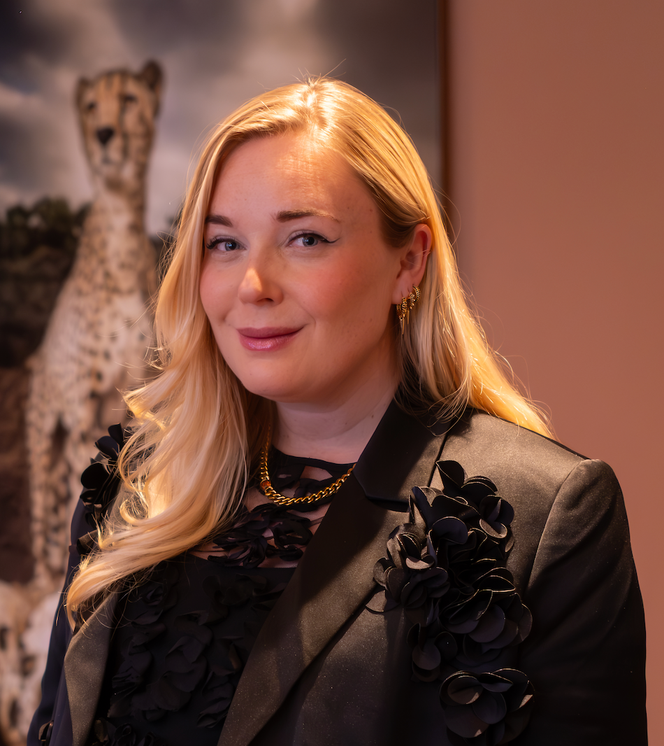 Modell bär guldörhängen med svarta glittrande kubiska zirkonia-stenar 