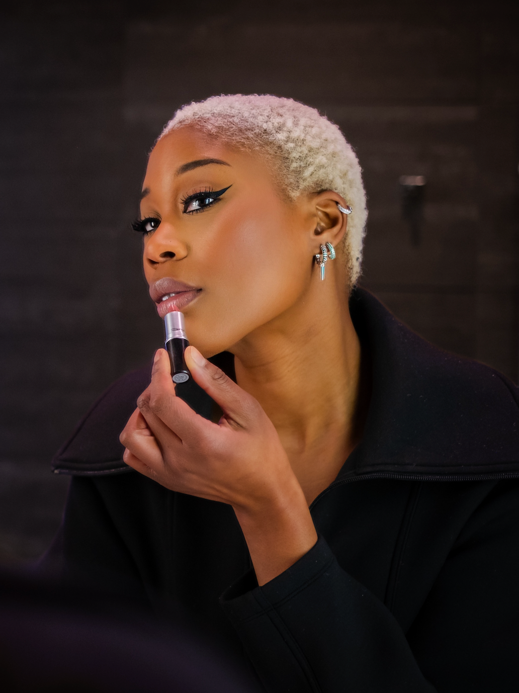 Modell bär silverhoops med gröna glittrande kubiska zirkonia-stenar 