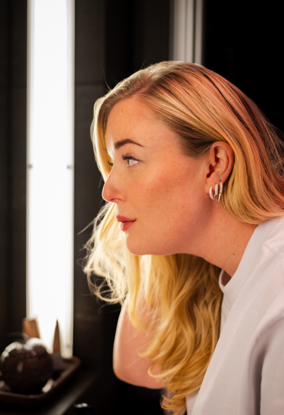 Modell bär hoops i silver med vita glittrande kubiska zirkonia-stenar