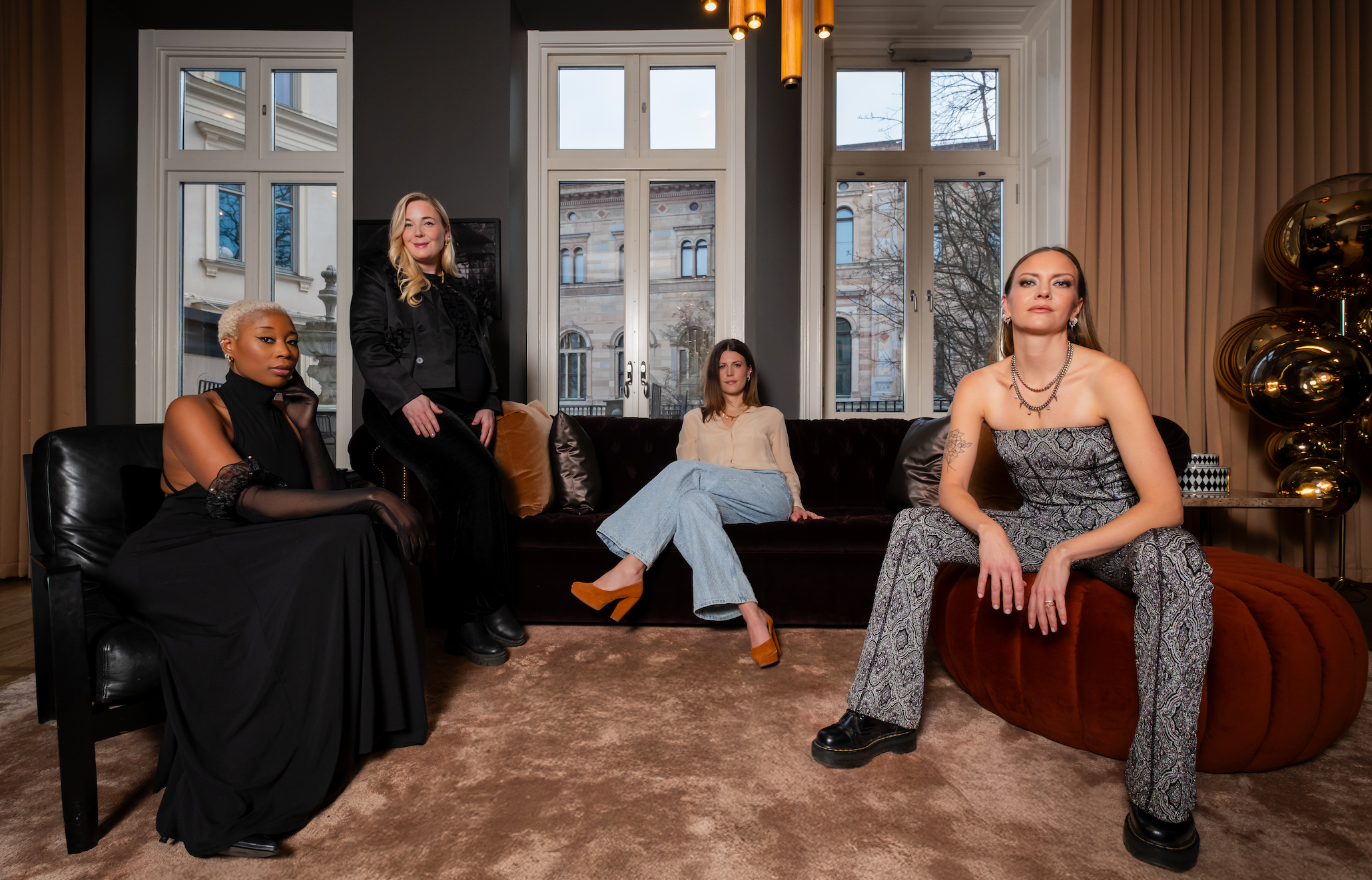 Modeller i Lydmar lounge, bärande smycken från Studio W