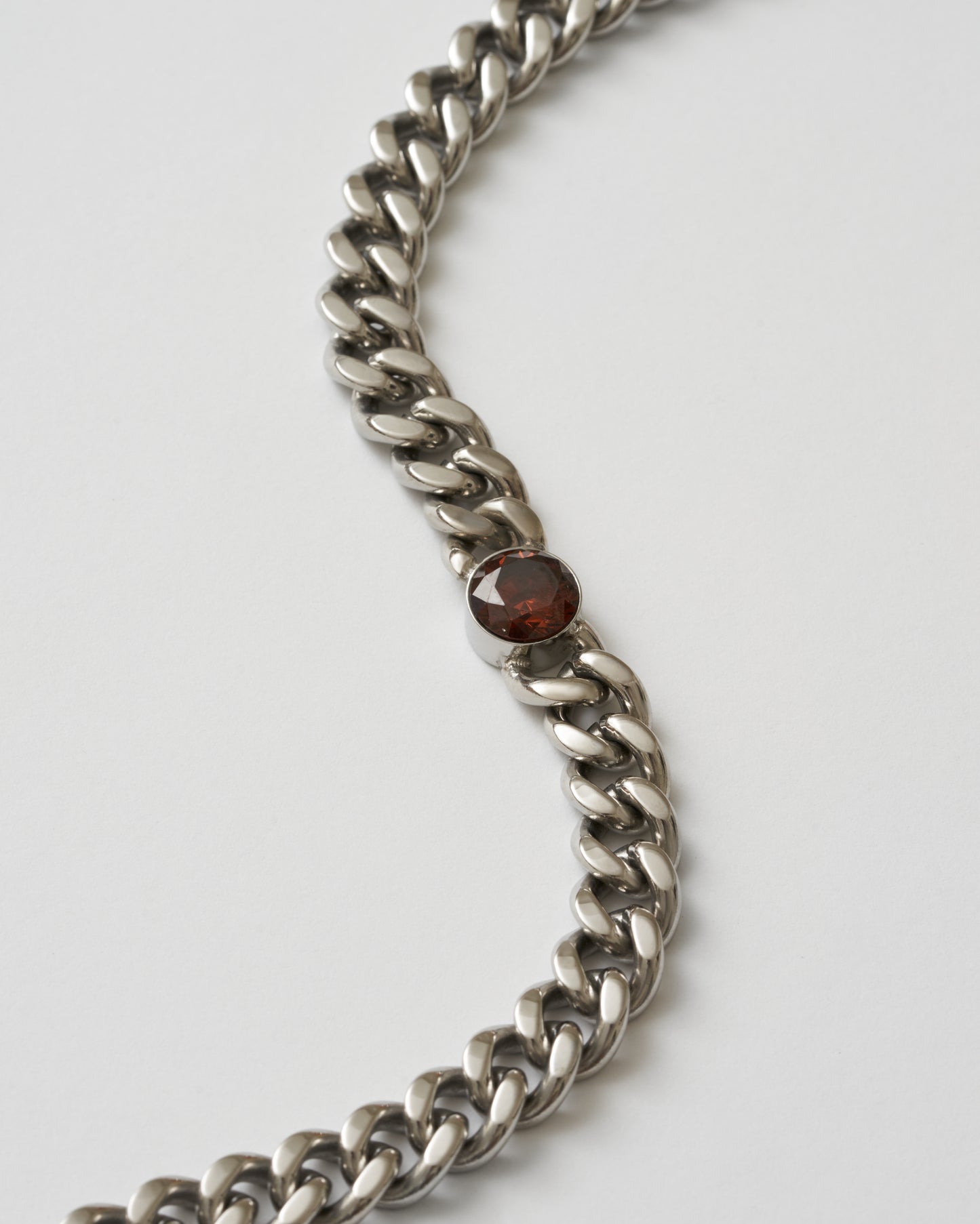 Silverkedja med asymmetrisk mörkbrun zirkonia-sten, närbild