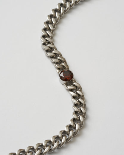 Silverkedja med asymmetrisk mörkbrun zirkonia-sten, närbild