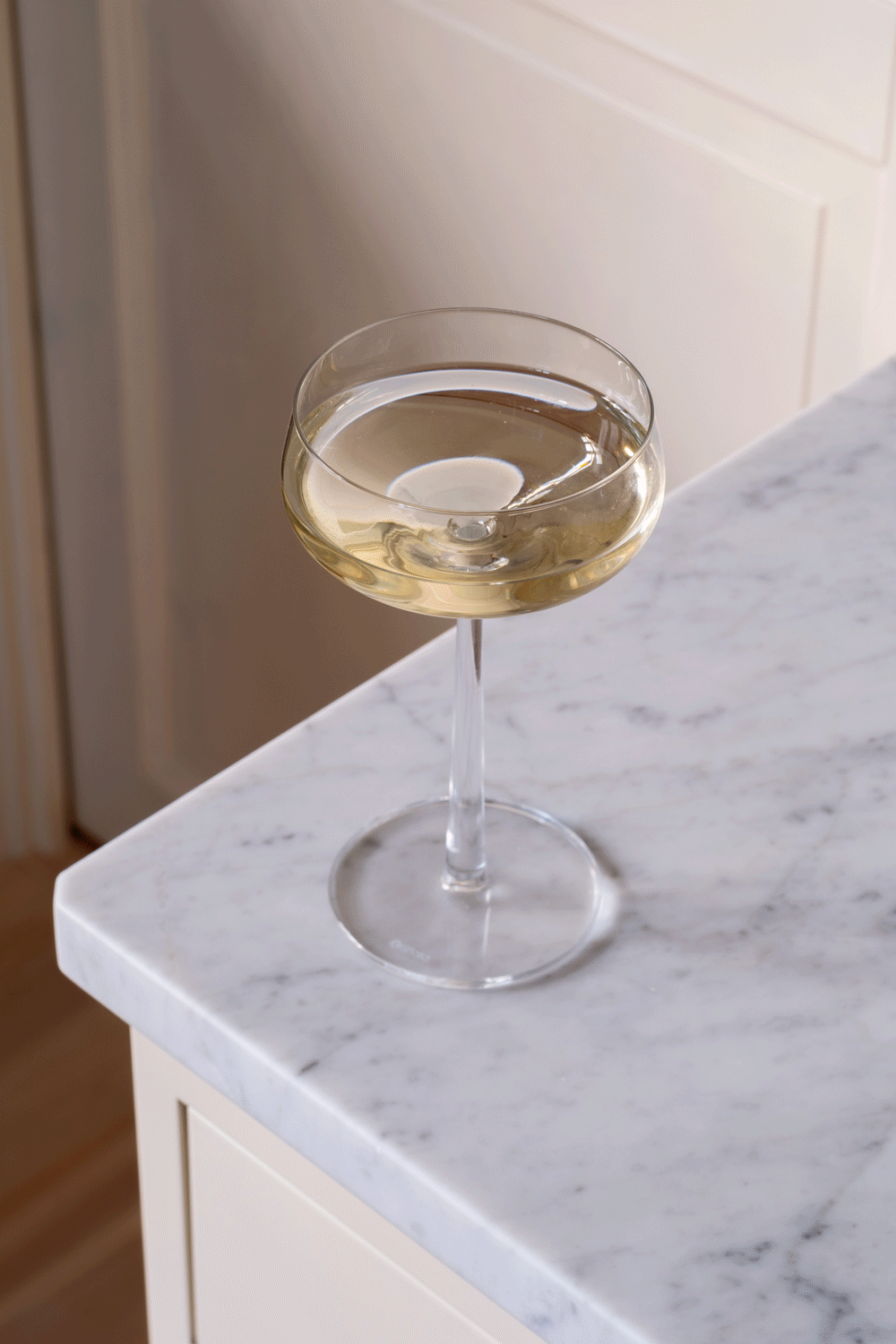 Ett glas champagne med små hoops som sätts på och tas av kanten för en bubblig känsla