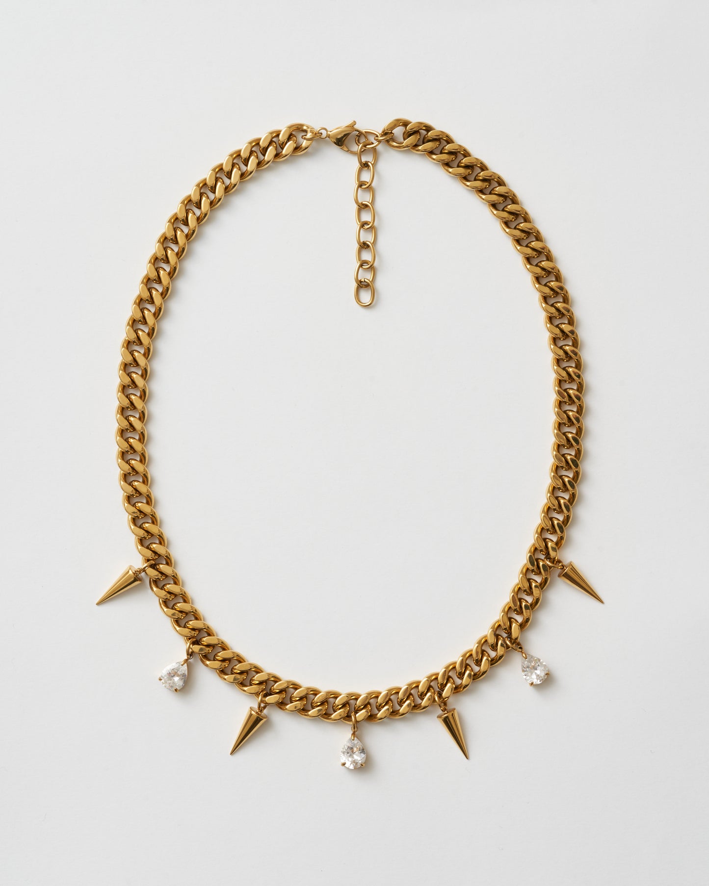 Guldhalsband med nitar och vita kubiska zirkonia-stenar fotad uppifrån