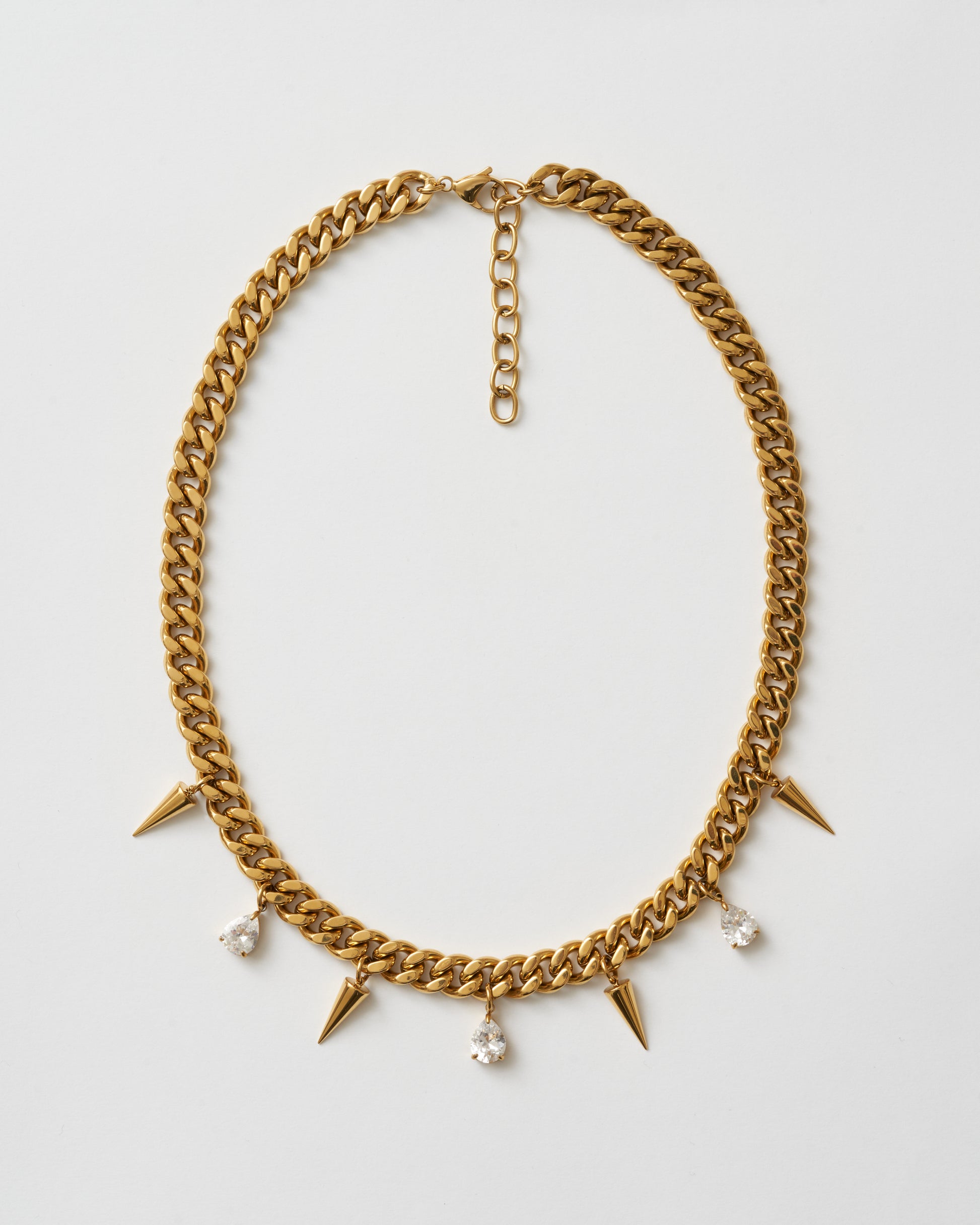 Guldhalsband med nitar och vita kubiska zirkonia-stenar fotad uppifrån