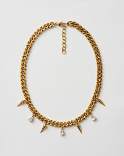 Guldhalsband med nitar och vita kubiska zirkonia-stenar fotad uppifrån