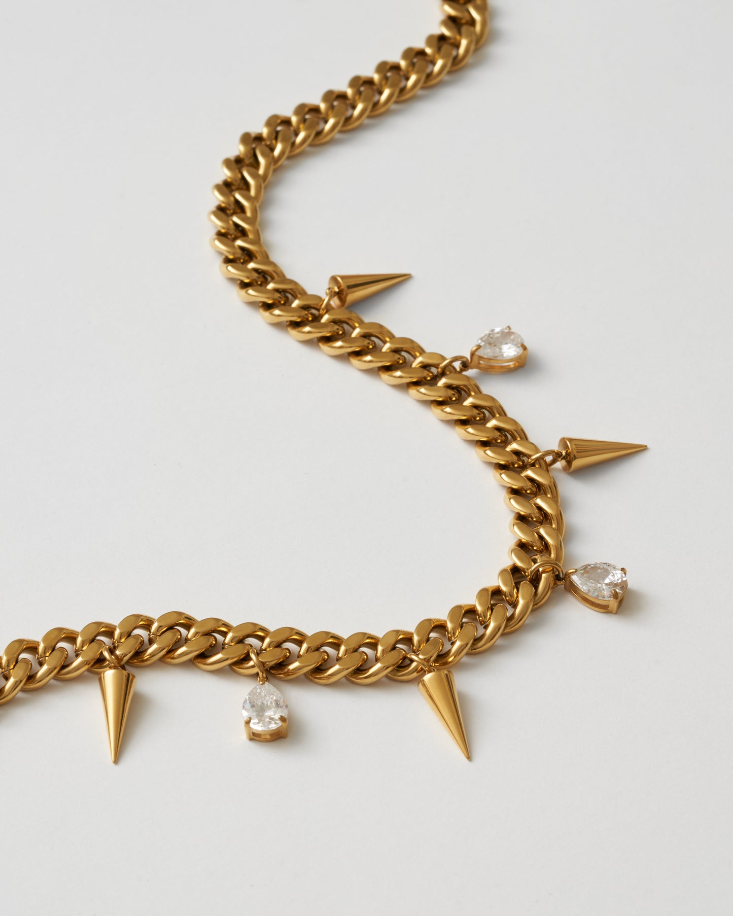 Guldhalsband med nitar och vita kubiska zirkonia-stenar, detaljbild från sidan