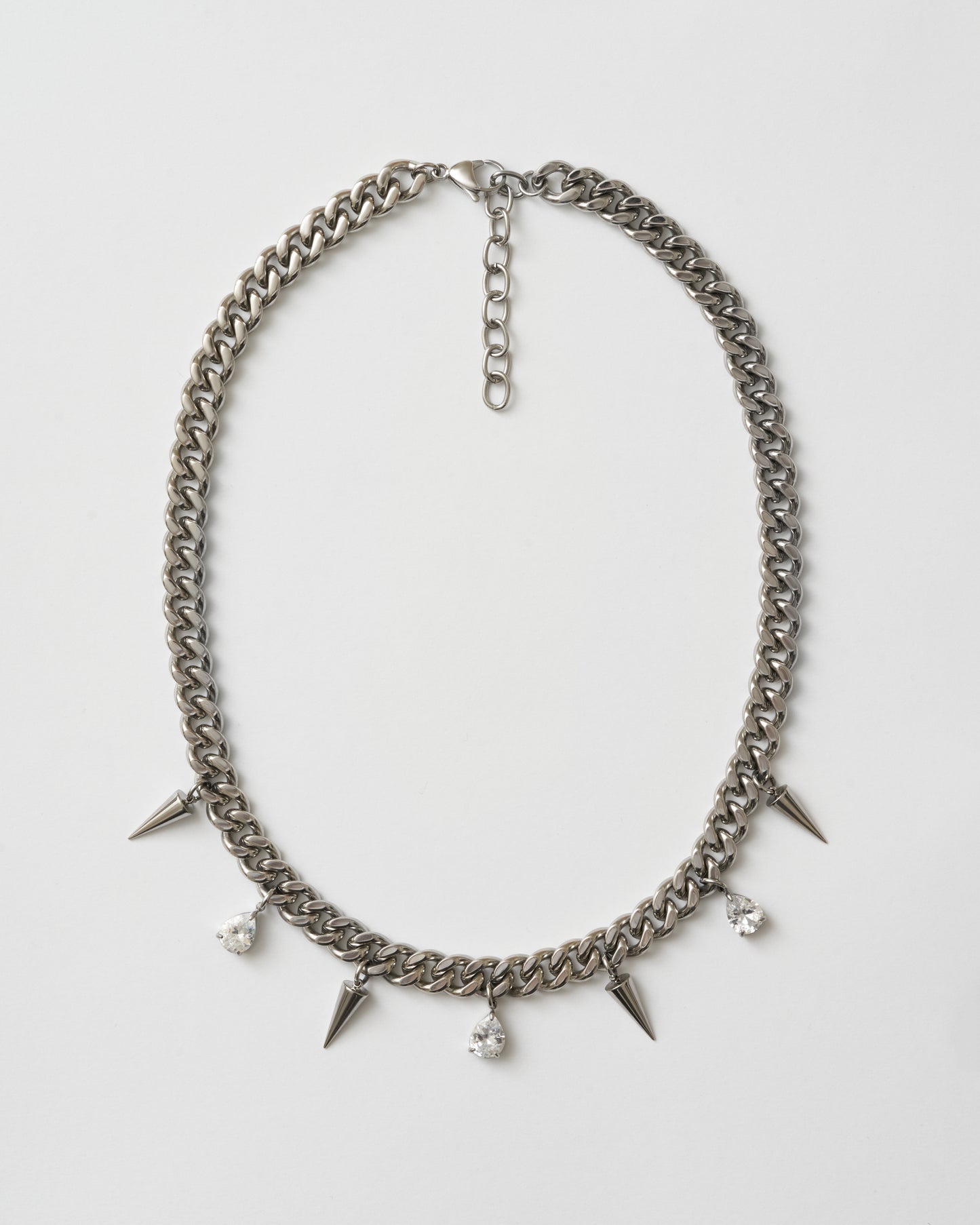 Silverhalsband med nitar och vita kubiska zirkonia-stenar