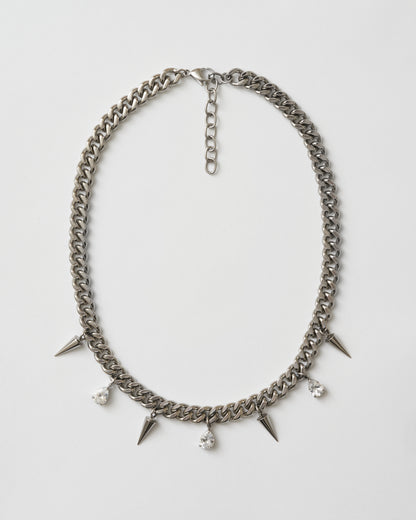 Silverhalsband med nitar och vita kubiska zirkonia-stenar