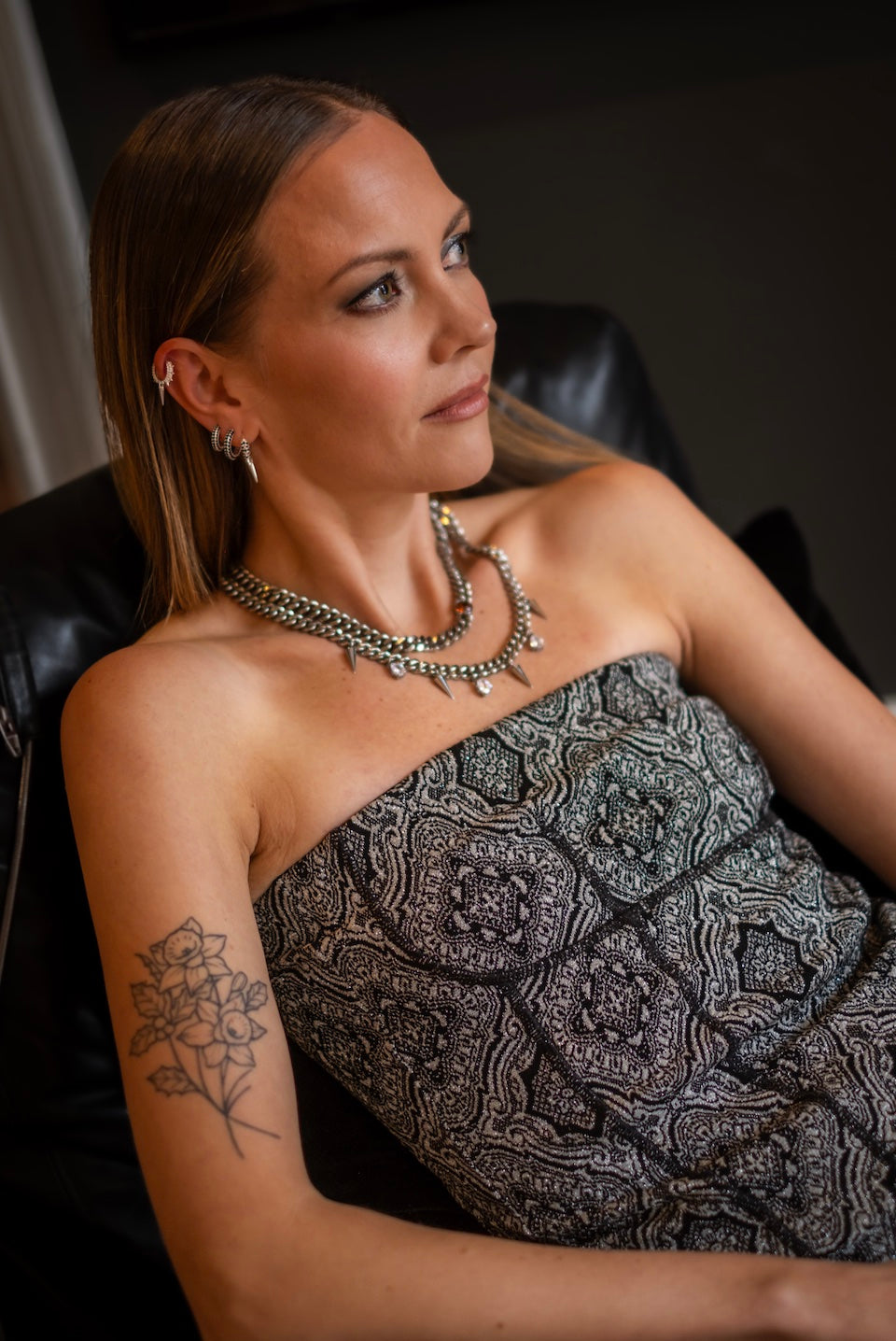 Silverhalsband med nitar och vita zirkonior på modell med silversmycken