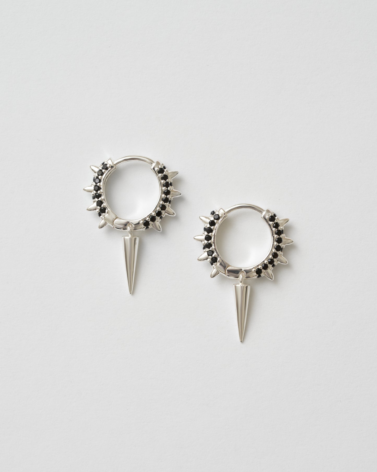 Små silver hoops 15 mm med svarta stenar och nitar, Maria Mini örhängen uppifrån