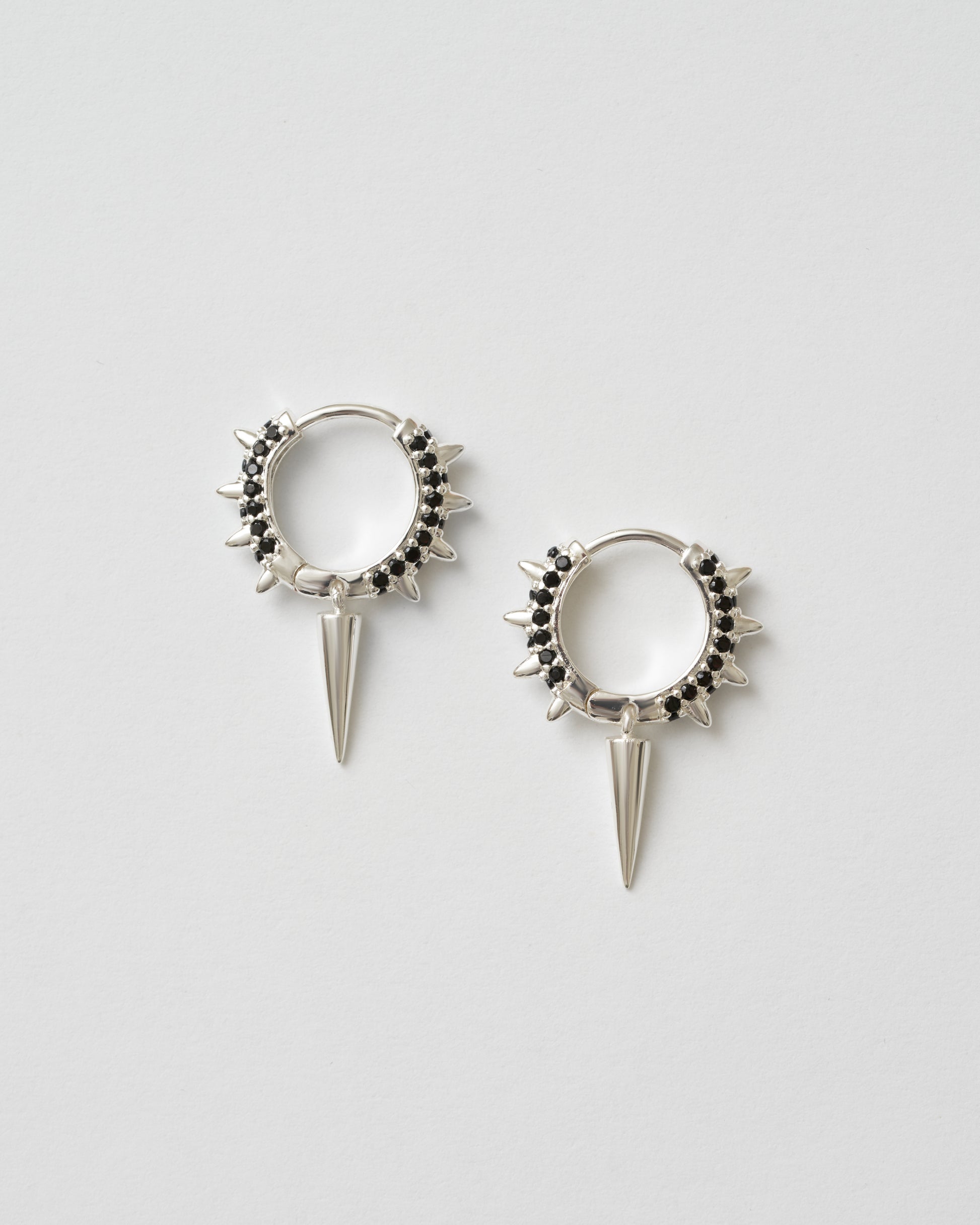 Små silver hoops 15 mm med svarta stenar och nitar, Maria Mini örhängen uppifrån
