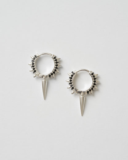 Små silver hoops 15 mm med svarta stenar och nitar, Maria Mini örhängen uppifrån