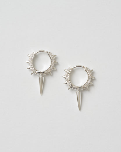 Små silver hoops 15 mm med vita stenar och nitar, Maria Mini örhängen uppifrån
