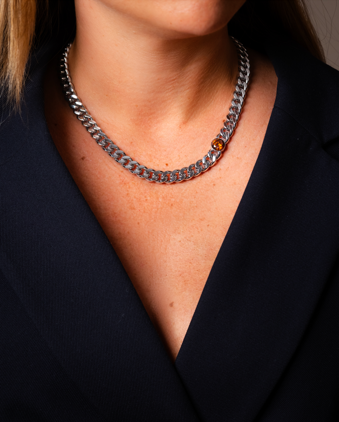 Silverfärgat kedjehalsband i rostfritt stål med bärnstensbrun cubic zirconia-sten, buren på modell