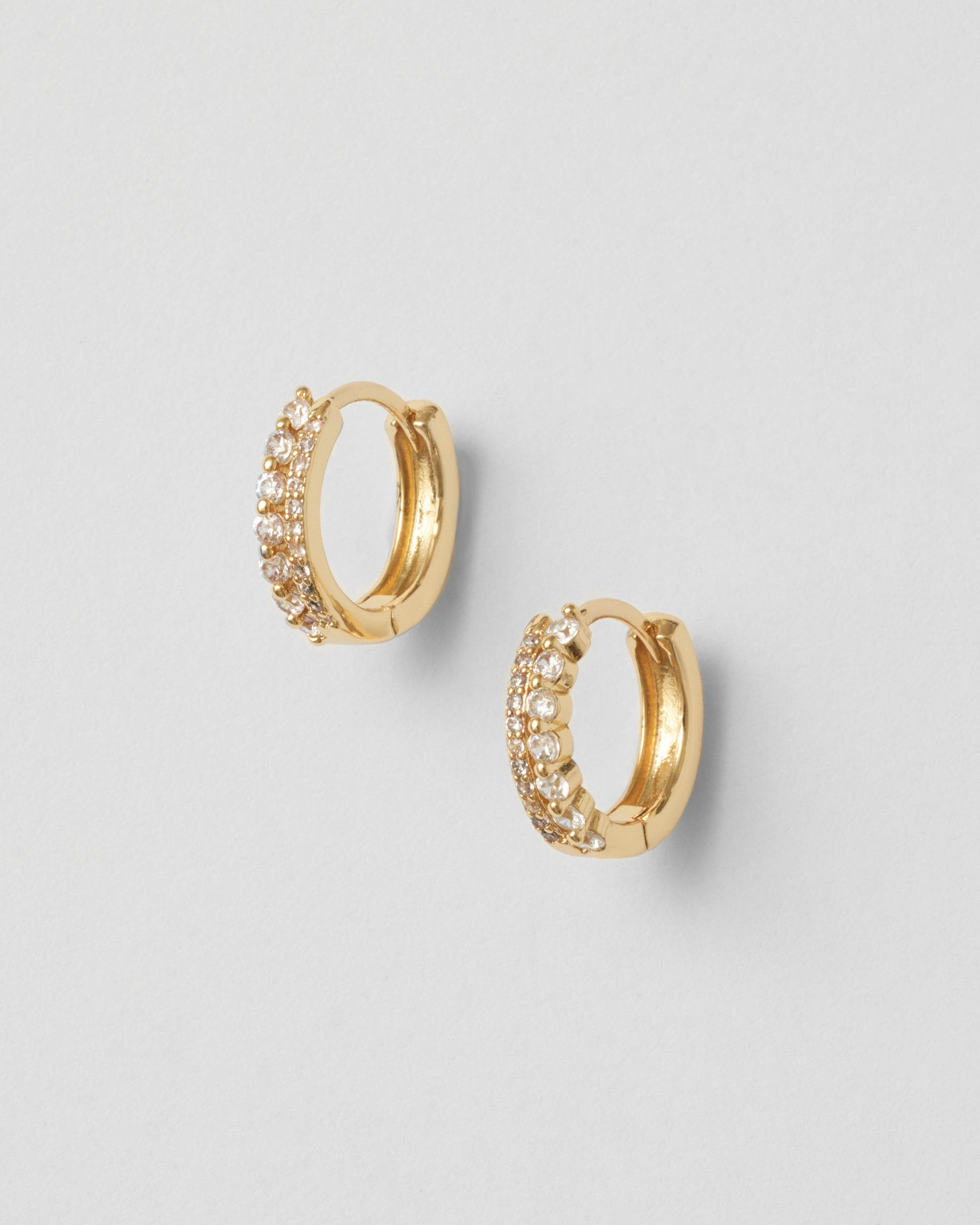 Små guld hoop-örhängen med vita kubiska zirkoner – elegant glans för vardag och fest