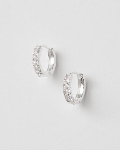 Sterling silver hoops med vita stenar i två rader – minimalistisk elegans från Studio W