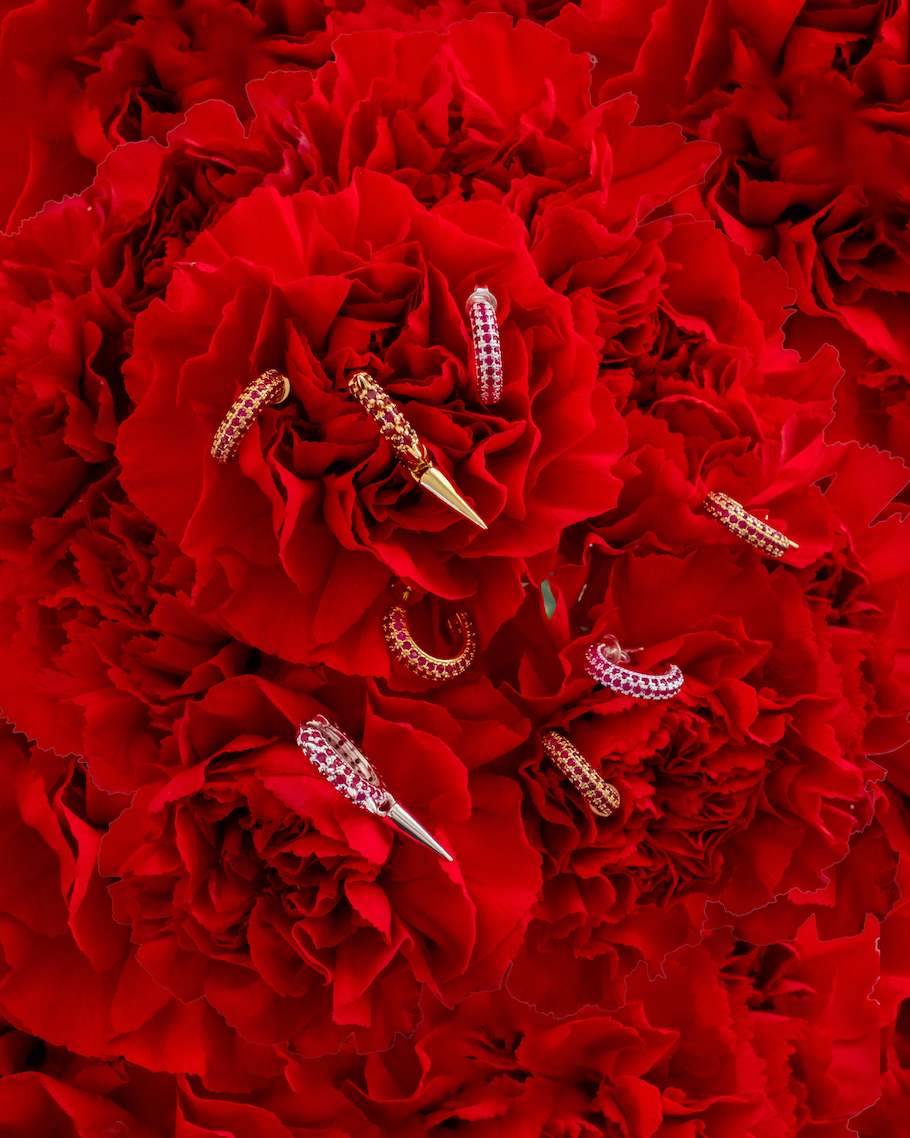 Produktbild på silver- och guld-hoops med vackra blodröda stenar i blombukett, från Studio W