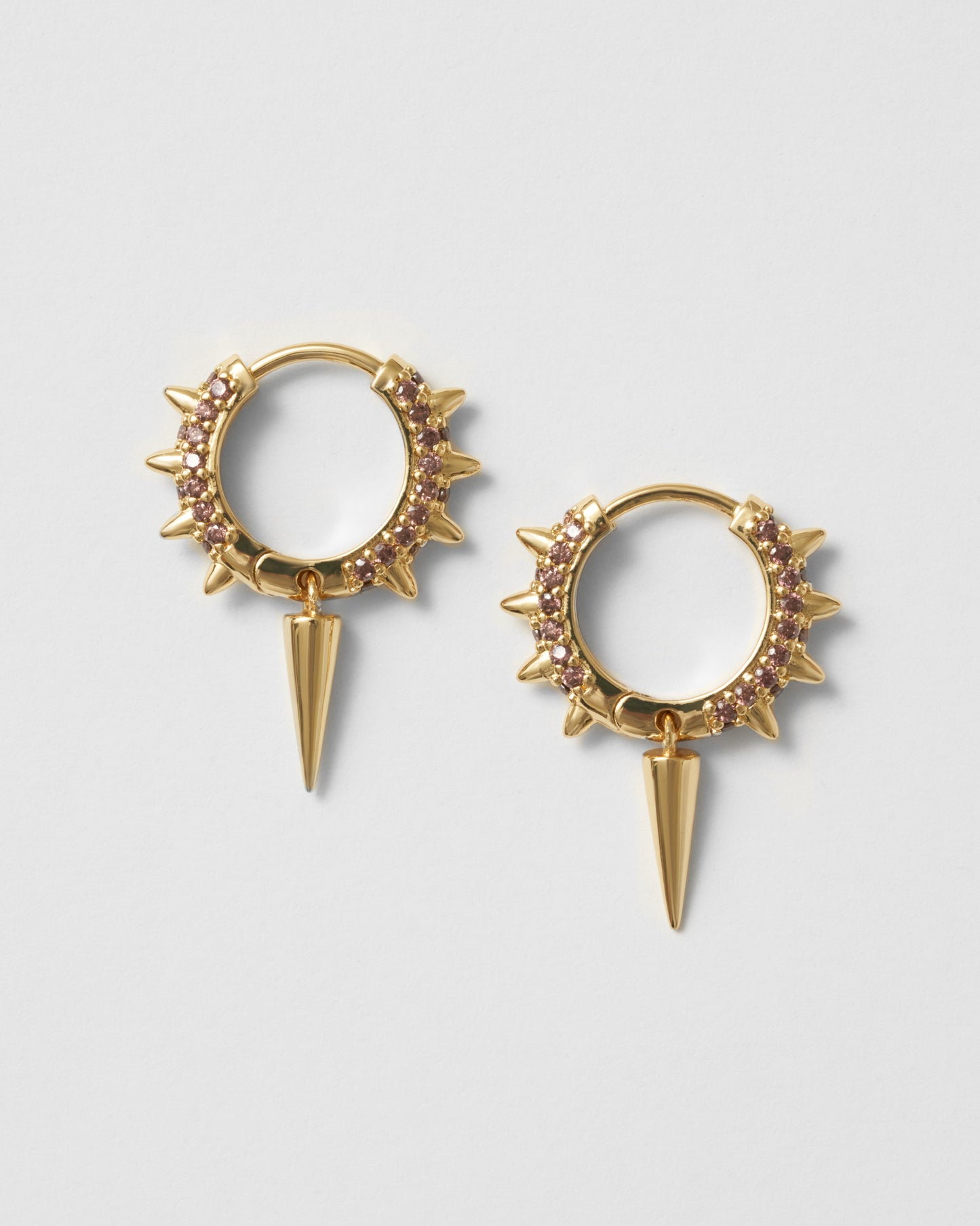 Hoop-örhängen i guld med bruna stenar och edgy siluett – Studio W