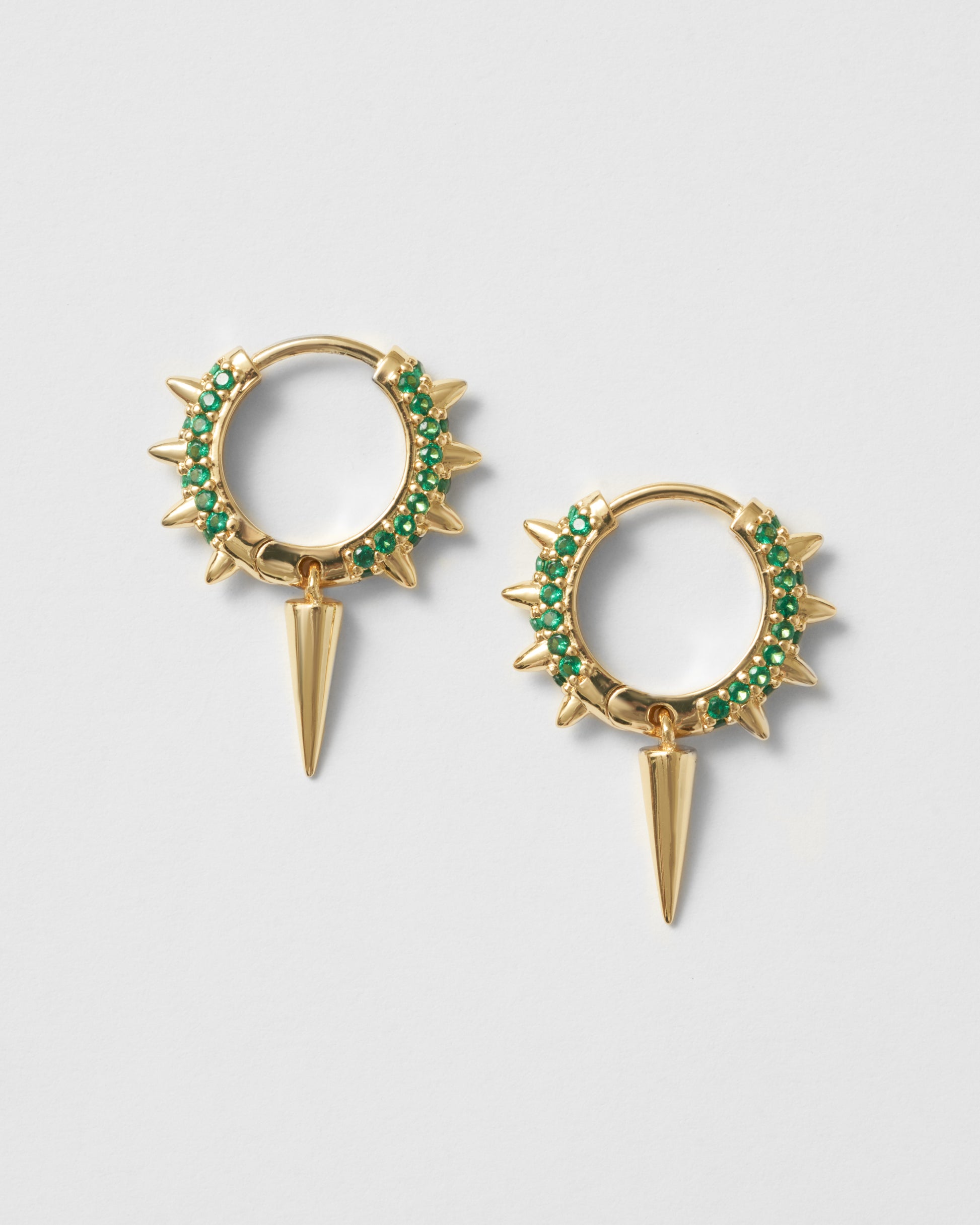 Guld hoops med gröna zirkoner och spikdetaljer, lyxig design med attityd