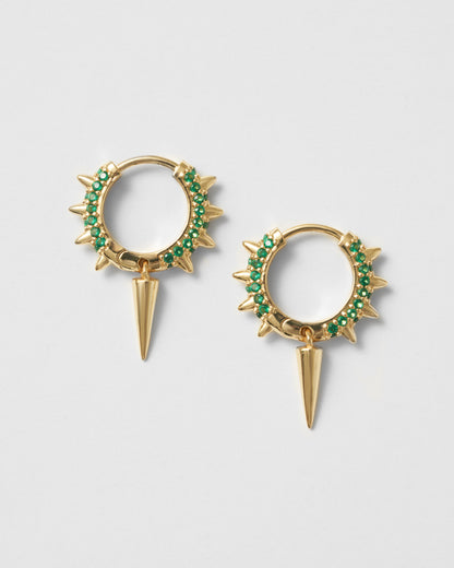 Guld hoops med gröna zirkoner och spikdetaljer, lyxig design med attityd