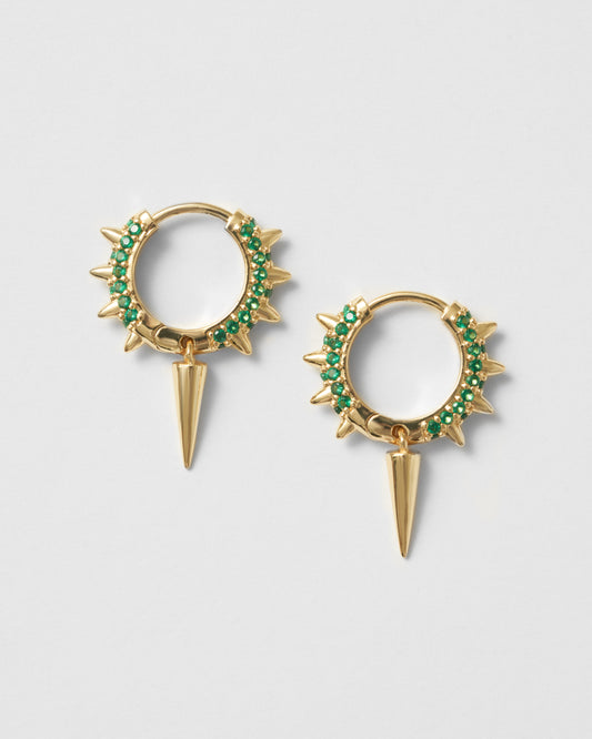 Guld hoops med gröna zirkoner och spikdetaljer, lyxig design med attityd