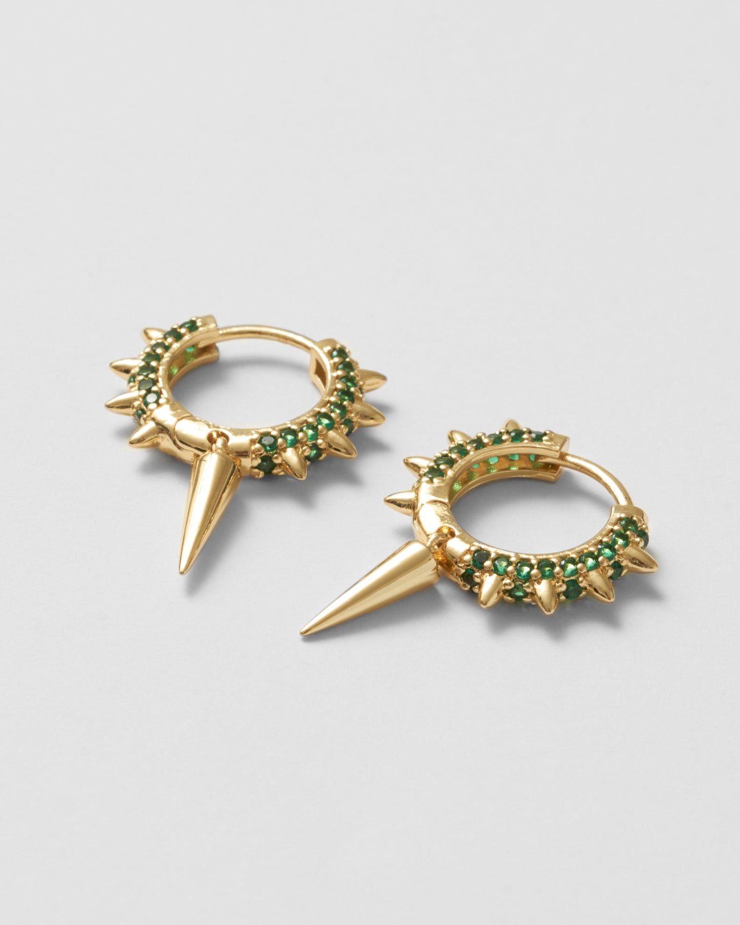 Hoop-örhängen i guld med gröna stenar och konhänge – modern lyx med attityd