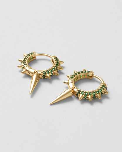 Hoop-örhängen i guld med gröna stenar och konhänge – modern lyx med attityd