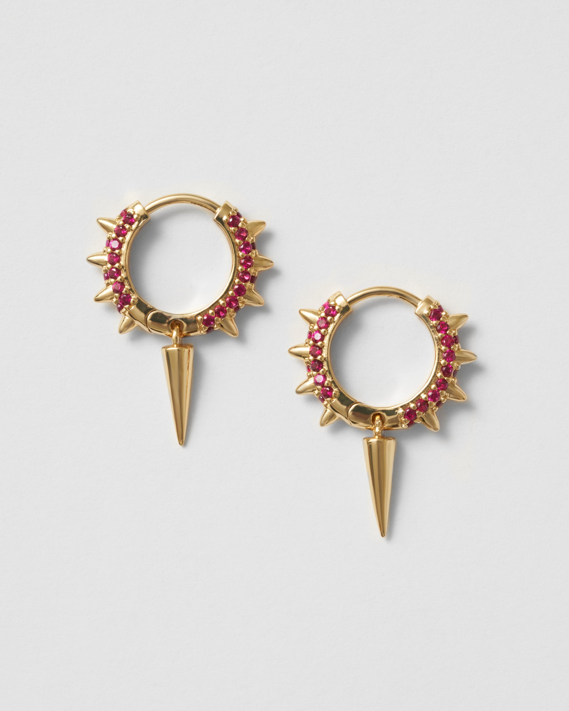 Guldpläterade hoops med röda kubiska zirkoner och konformad hänge – djärv elegans