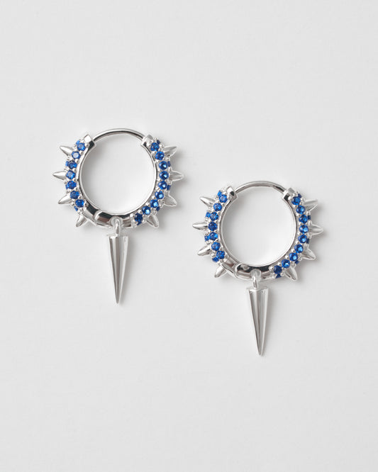 Blå zirkoner på silver hoops med konhänge – stilren kontrast och glittrande yta