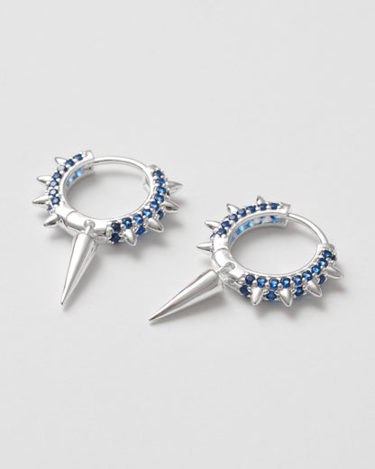 Hoops i silver med blå zirkoner och spikdetaljer – modern design med karaktär
