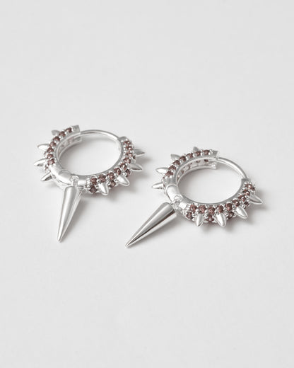 Bruna zirkoner på silver hoops med spikdetaljer – varm kontrast
