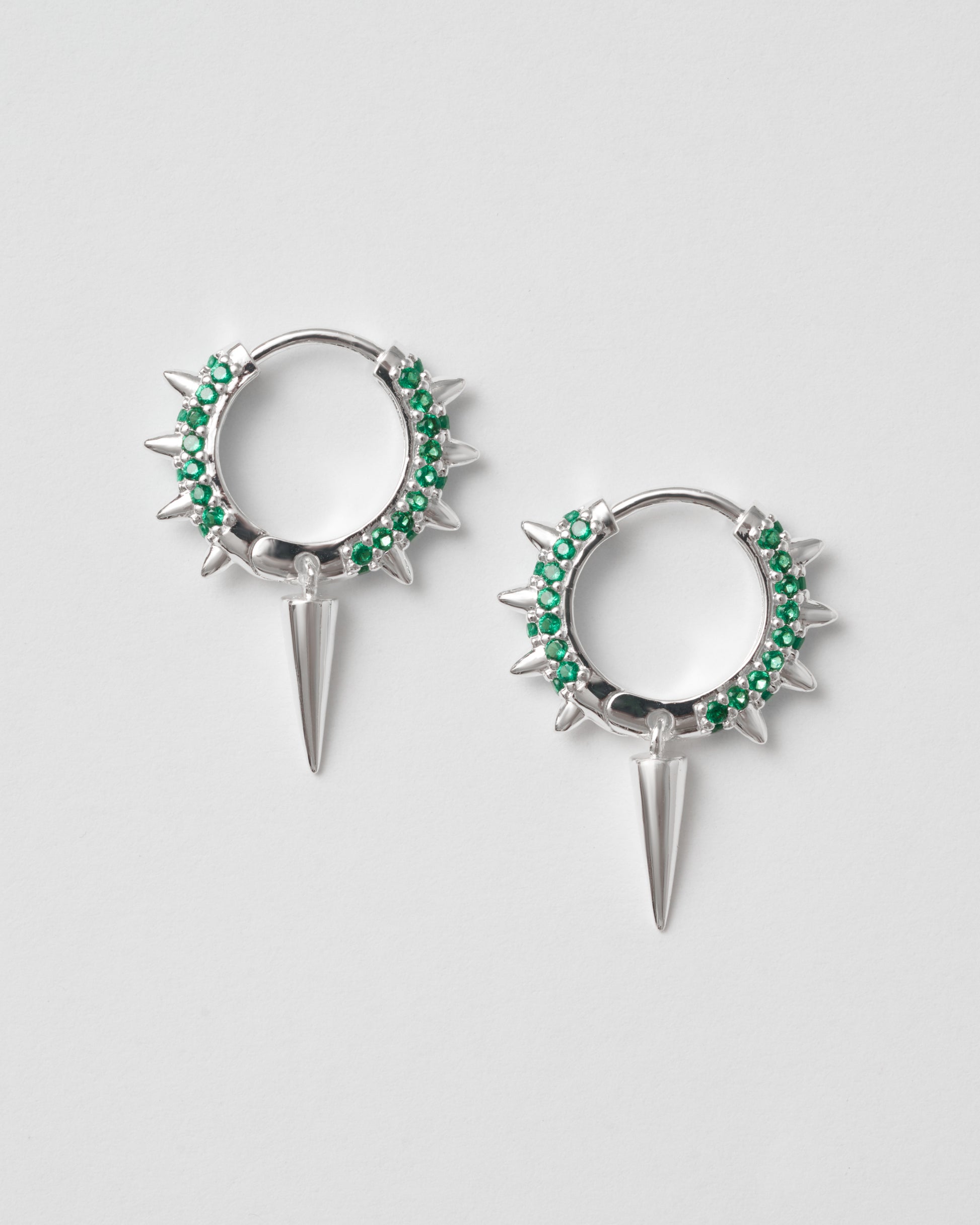 Silver hoops med gröna stenar, konformad detalj och kall glans – Studio W