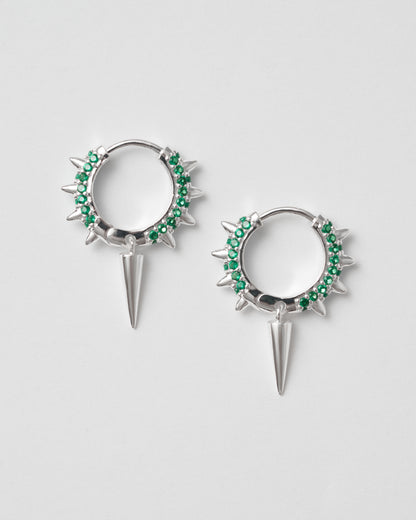 Silver hoops med gröna stenar, konformad detalj och kall glans – Studio W