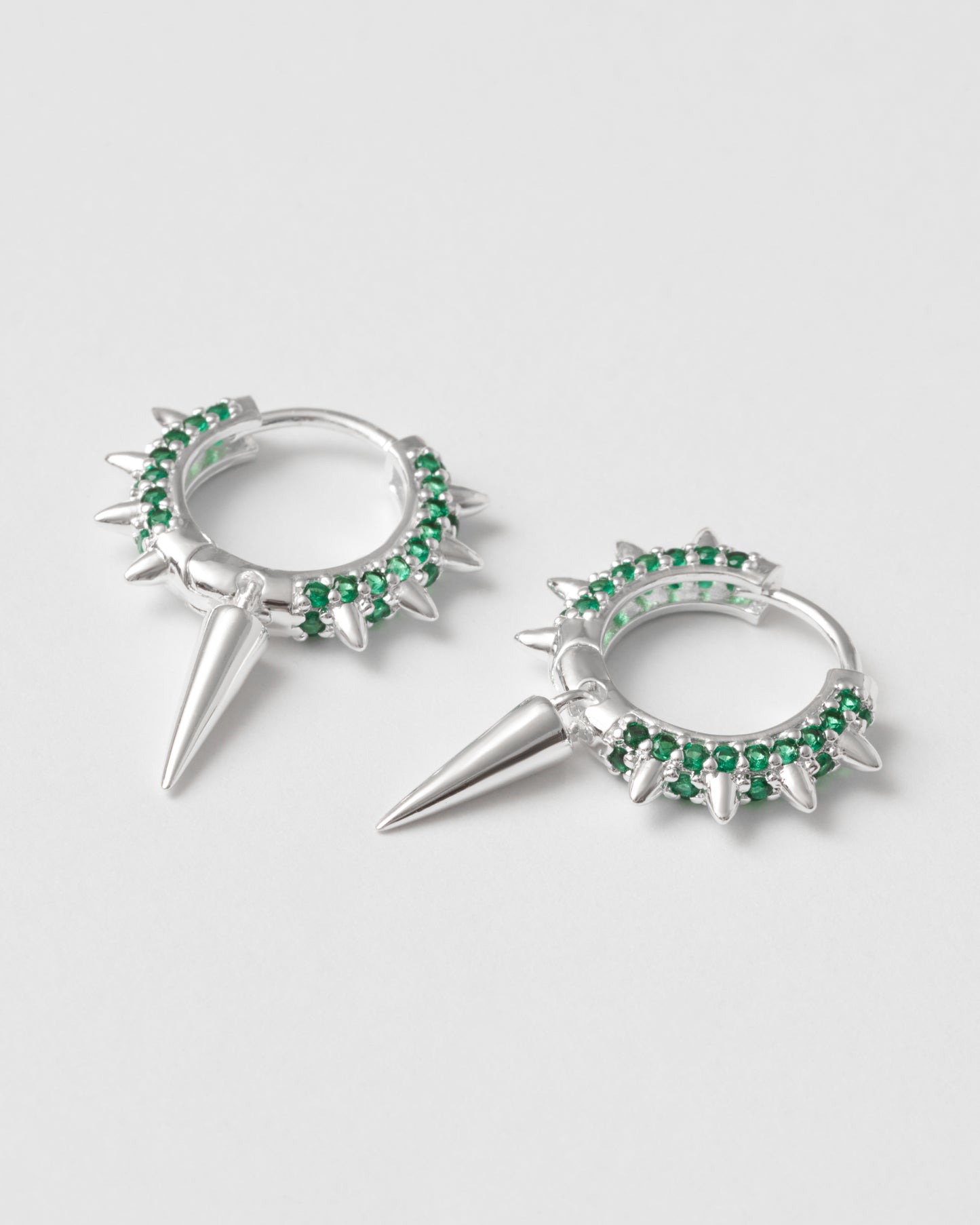 Sterling silver hoops med gröna kubiska zirkoner – tidlös glöd från Studio W