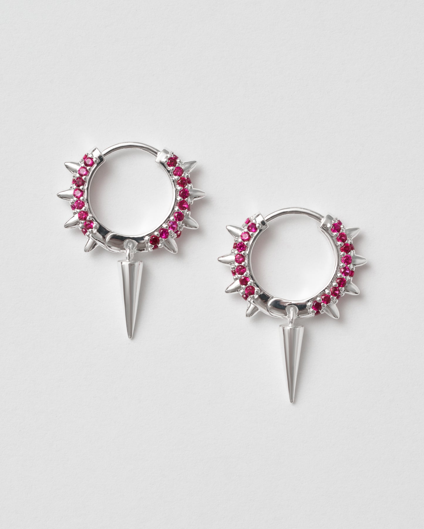 Röda zirkoner på silver hoops med spetsig droppe – klassiskt med edge