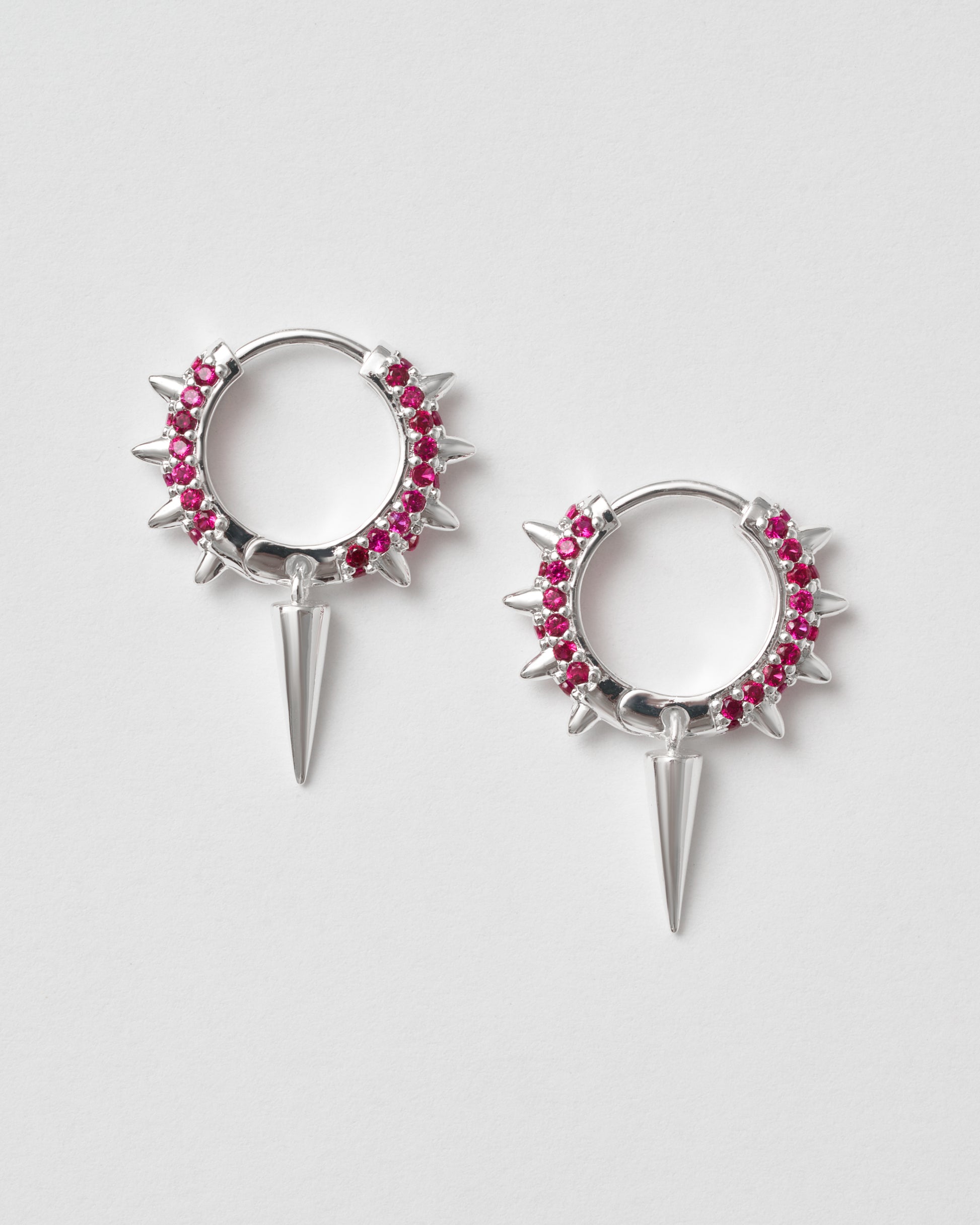 Röda zirkoner på silver hoops med spetsig droppe – klassiskt med edge