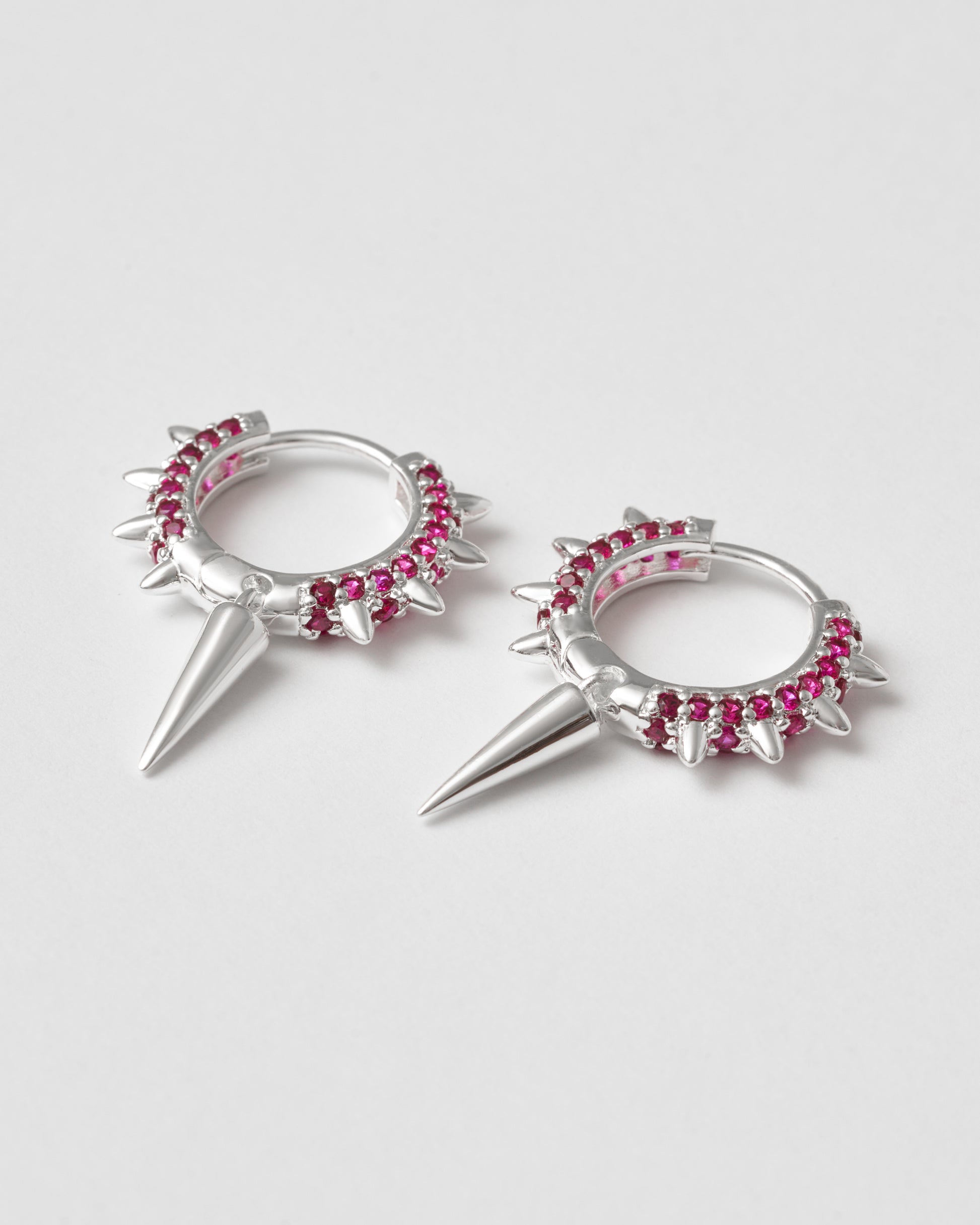 Silver hoops med röda zirkoner och spetsig hänge – djärv men elegant stil