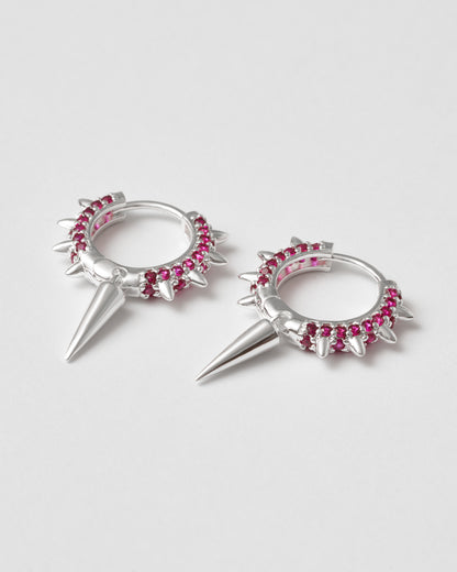 Silver hoops med röda zirkoner och spetsig hänge – djärv men elegant stil